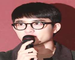 The singer needs glasses to see clearly.